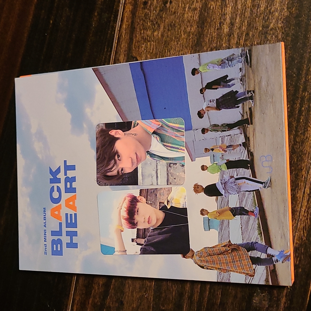 UNB 2nd mini album Black Heart with PCs